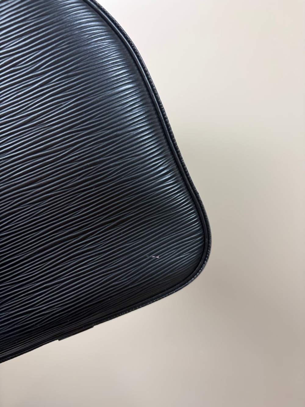 LOUIS VUITTON: Epi black speedy 30 - Picture 15 of 16